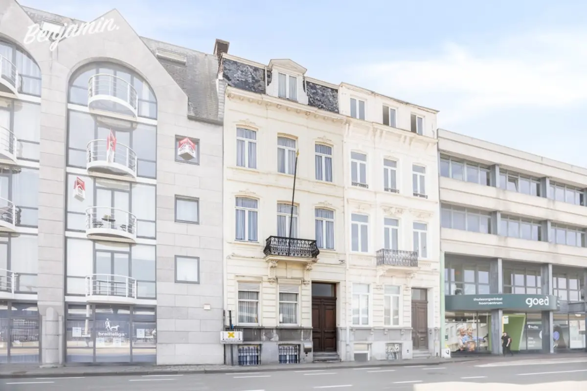 Huis te  koop in Kortrijk 8500 469000.00€ 5 slaapkamers 342.00m² - Zoekertje 786021