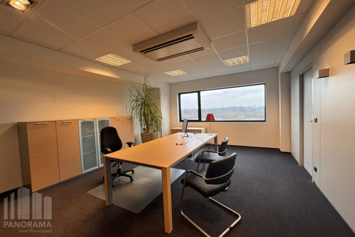 Handelszaak te  huur in Oostkamp 8020 4125.00€  slaapkamers 450.00m² - Zoekertje 797952