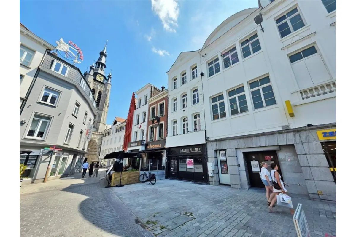 Handelszaak te  huur in Kortrijk 8500 2500.00€  slaapkamers m² - Zoekertje 801851