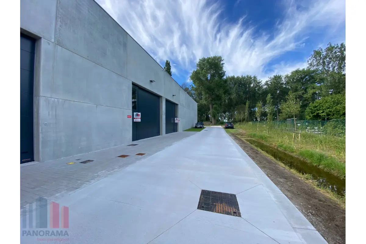 Handelszaak te  huur in Oostkamp 8020 1400.00€  slaapkamers 300.00m² - Zoekertje 805324
