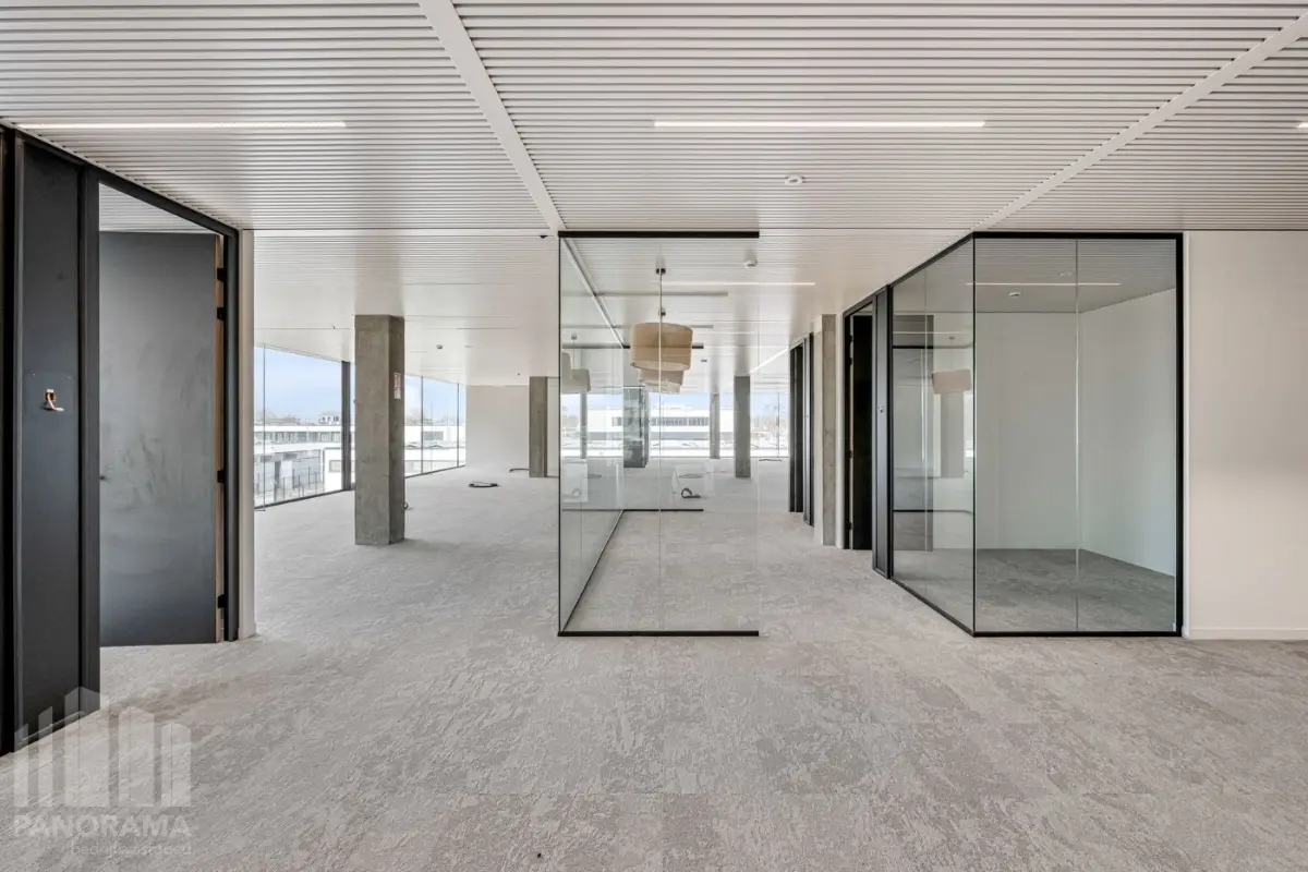 Handelszaak te  huur in Oostkamp 8020 2516.00€  slaapkamers 183.00m² - Zoekertje 806402