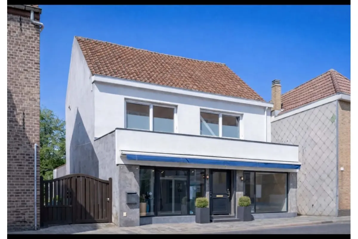 Handelszaak te  koop in Sint-Michiels 8200 249000.00€  slaapkamers m² - Zoekertje 810052