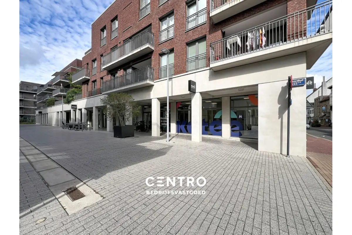 Handelszaak te  huur in Roeselare 8800 0.00€  slaapkamers 825.00m² - Zoekertje 813248