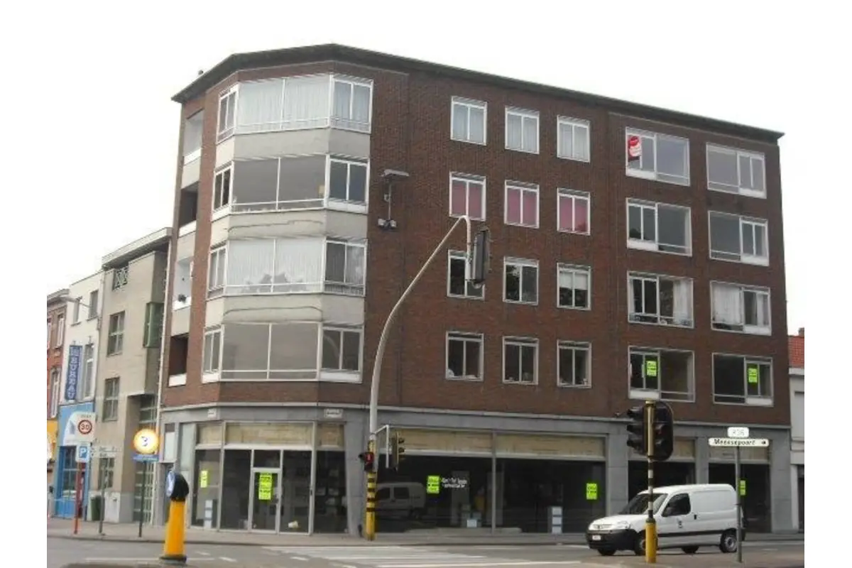 Handelszaak te  huur in Kortrijk 8500 1720.00€  slaapkamers m² - Zoekertje 815740