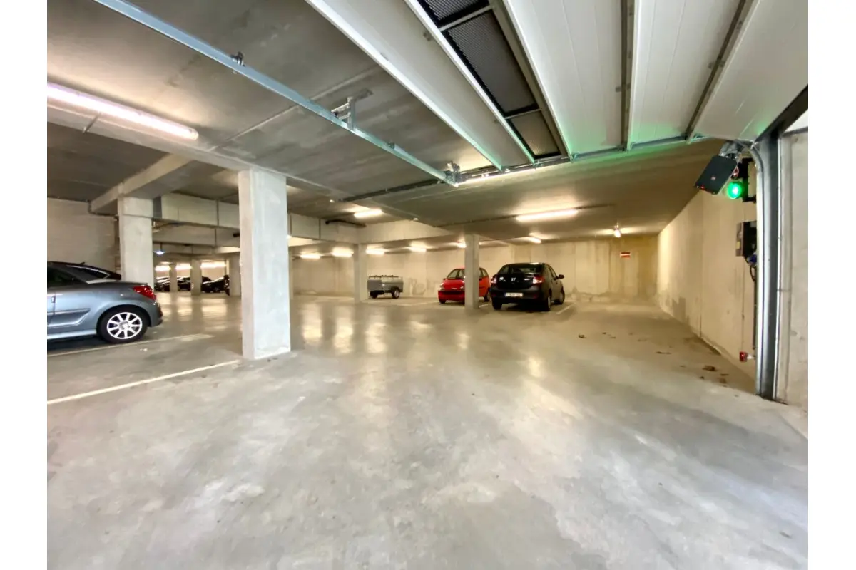 Parking & garage te  koop in Sint-Michiels 8200 18000.00€  slaapkamers m² - Zoekertje 821491