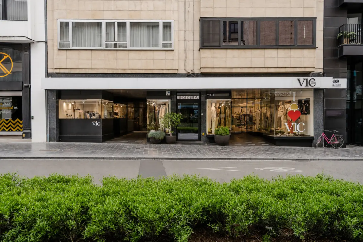 Handelszaak te  huur in Kortrijk 8500 2250.00€  slaapkamers 300.00m² - Zoekertje 825025